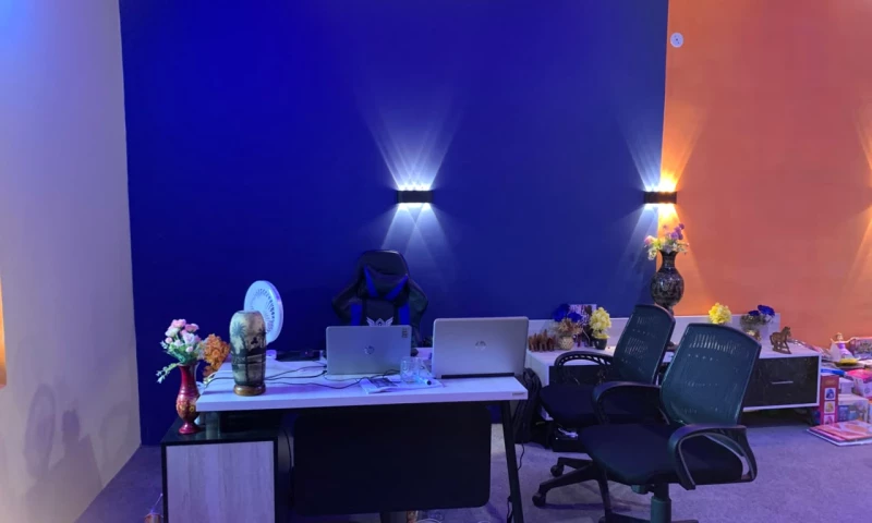 Famous Developer - Photo - 3
