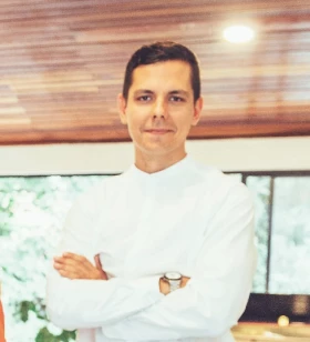 senior brandketer - strategy director