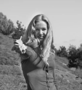 SEM Consultant - Surfer Girl