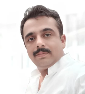 (Senior SEO Strategist) (Google Analytics Expert) (Founder & CEO)