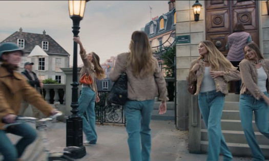 Multiple Margot Robbies in the street