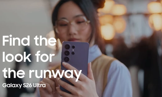 Helen J. Shen holding the Samsung Galaxy S26 Ultra