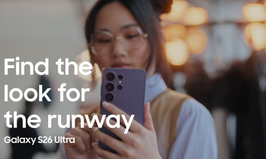 Helen J. Shen holding the Samsung Galaxy S26 Ultra