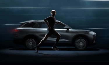 Sir Mo Farah running side by side a Chery vehicle