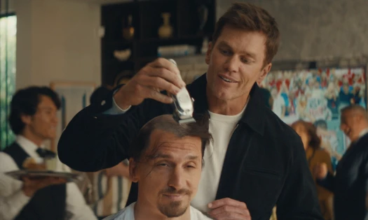 Brady shaves Ibrahimović's hair off