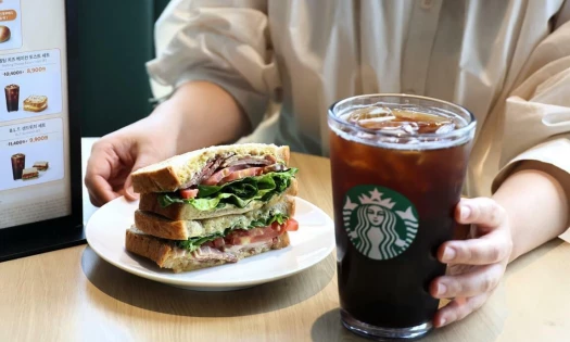 A Starbucks coffee glass with sandwich