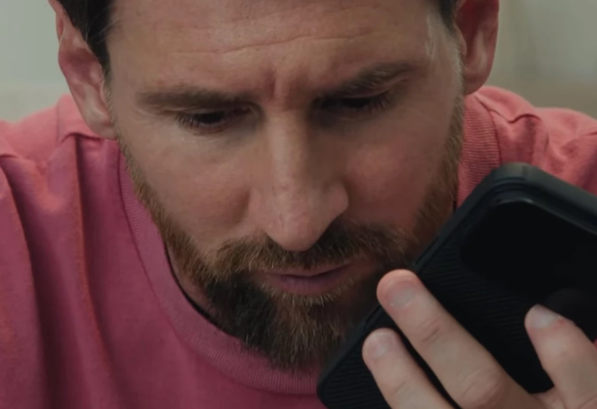 Lionel Messi talking to ChatGPT