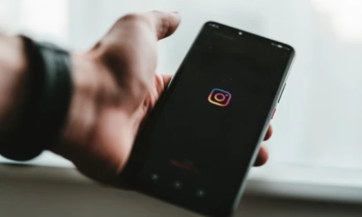 A person using Instagram DM shopping tool