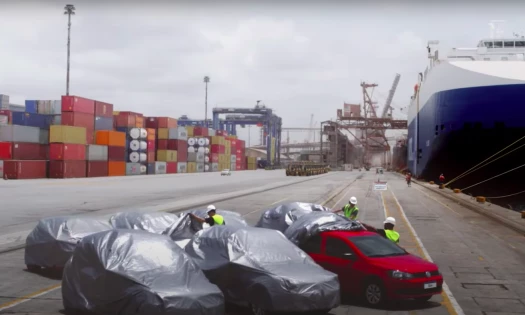 A screenshot from the ad showing 7 Volkswagen Gols waiting to be shipped to Germany.