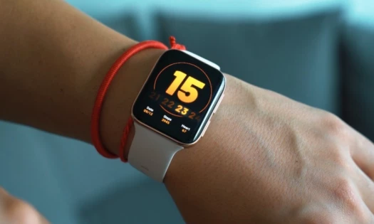 A decorative image of the OPPO Band on a person’s wrist.