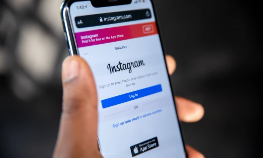 Instagram App Login Screen | Source: Unsplash
