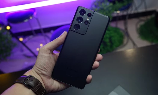 Male hand holding black Samsung Galaxy