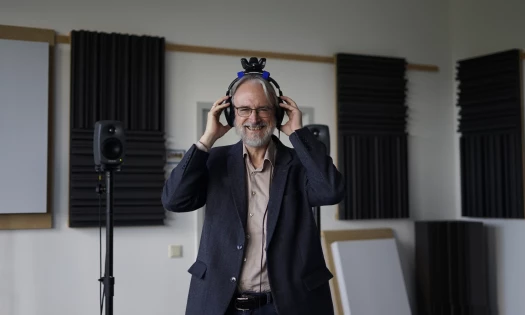 Image of Prof. Brandenburg with AR headphones. Copyright: Eleonora Hamburg K