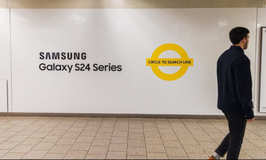 Man Walks by Samsung Ad in London Tube