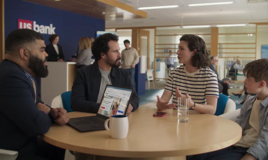 Customers Chat with Bankers in U.S. Bank Spot