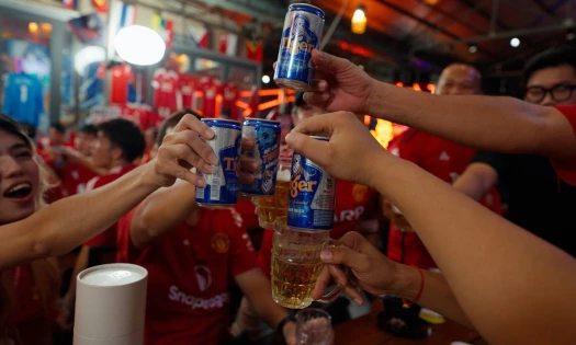 Manchester United fans drink Tiger Beer