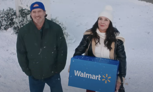 Luke and Lorelai from Gilmore Girls in the snow