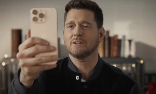 Michael Bublé singing and recording using Apple's Voice Memos app