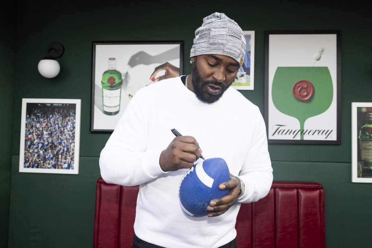 NFL Legend Hakeem Nicks Mixes Classic Cocktails in Tanqueray Gin’s New Campaign