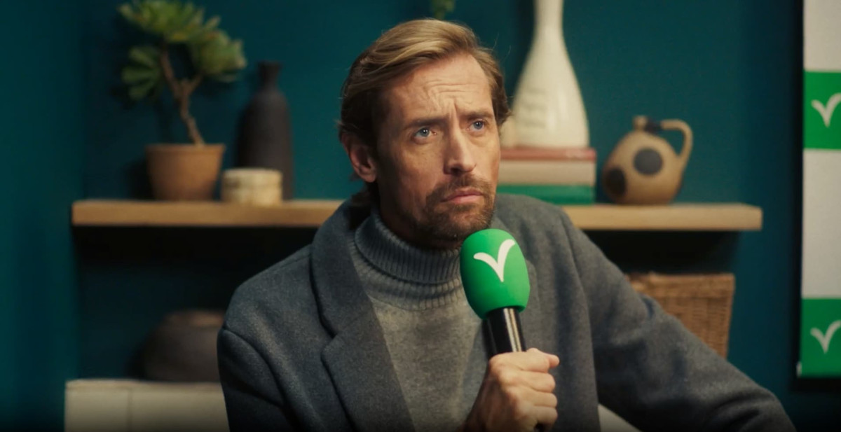 Peter Crouch Fails as a Commentator in Victoria Plumbing Campaign from Saatchi & Saatchi