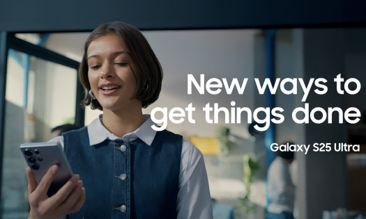 A woman using her Galaxy S25 Ultra