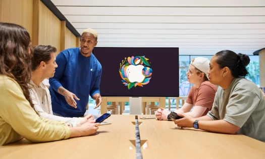 People talking at the newly opened Apple Miami Worldcenter in Miami