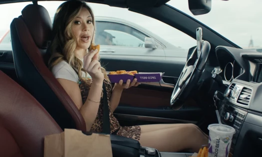 Gabby Windey eating Taco Bell chicken nuggets inside her car