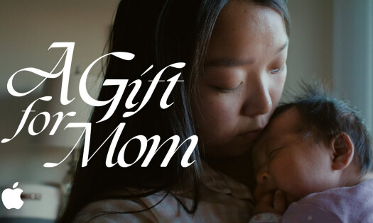 A mother and her child in Apple's ad