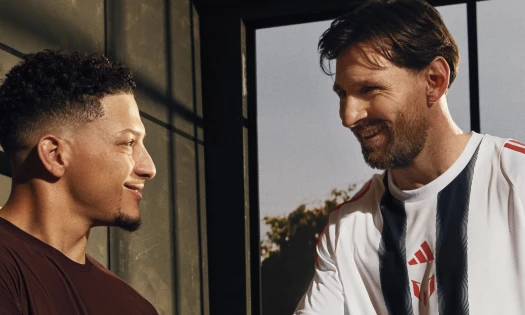 Patrick Mahomes and Lionel Messi shaking hands