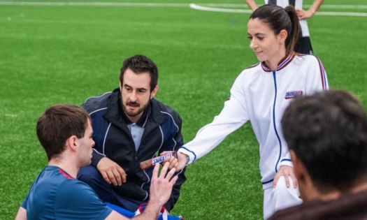 Aitana Bonmatí hands out a Snickers bar