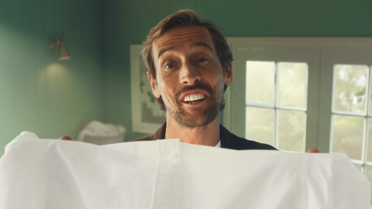 Ariel and Peter Crouch Turn Laundry Into a One-Man Show