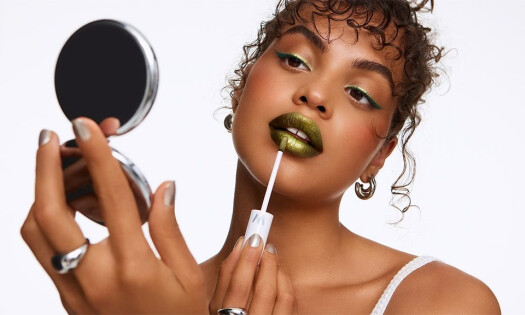 Model applying Lipotle by Wonderskin x Chipotle