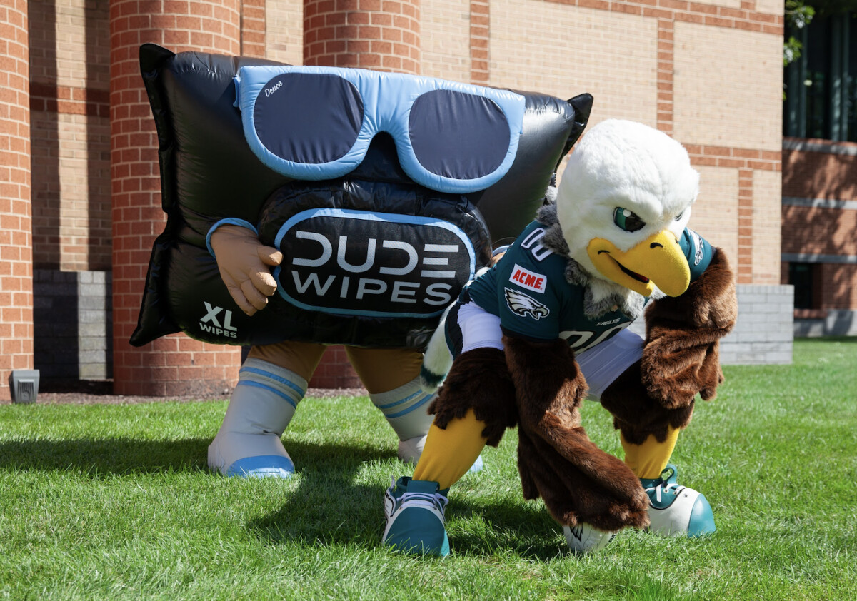 DUDE Wipes Harps on Philadelphia Eagles' 'Tush Push' Play