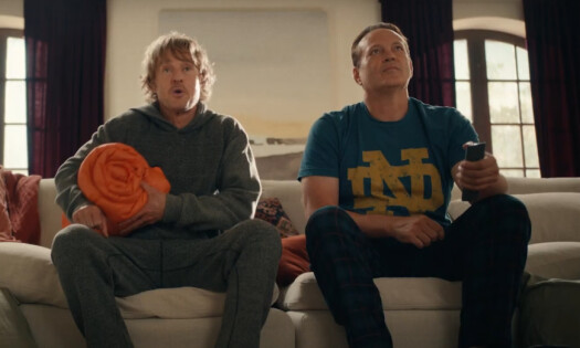 Owen Wilson and Vince Vaughn sittin gon a couch