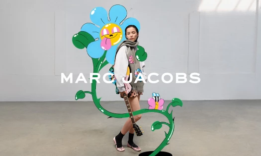 A woman carrying the Gibson x Marc Jacobs guitar