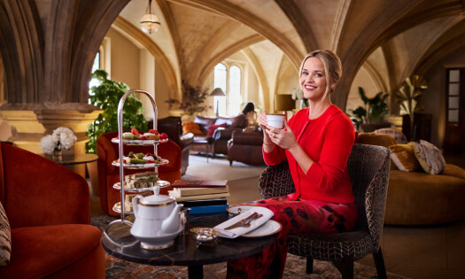 Reese Witherspoon in a hotel lobby