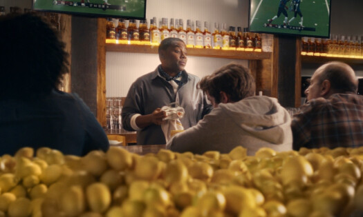 Kenan Thompson behind the bar