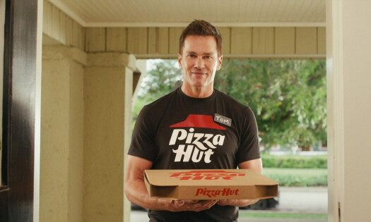tom brady with a pizza hut pizza box