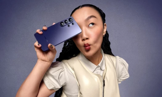 Audrey Nuna posing with the Samsung Galaxy S26 in purple