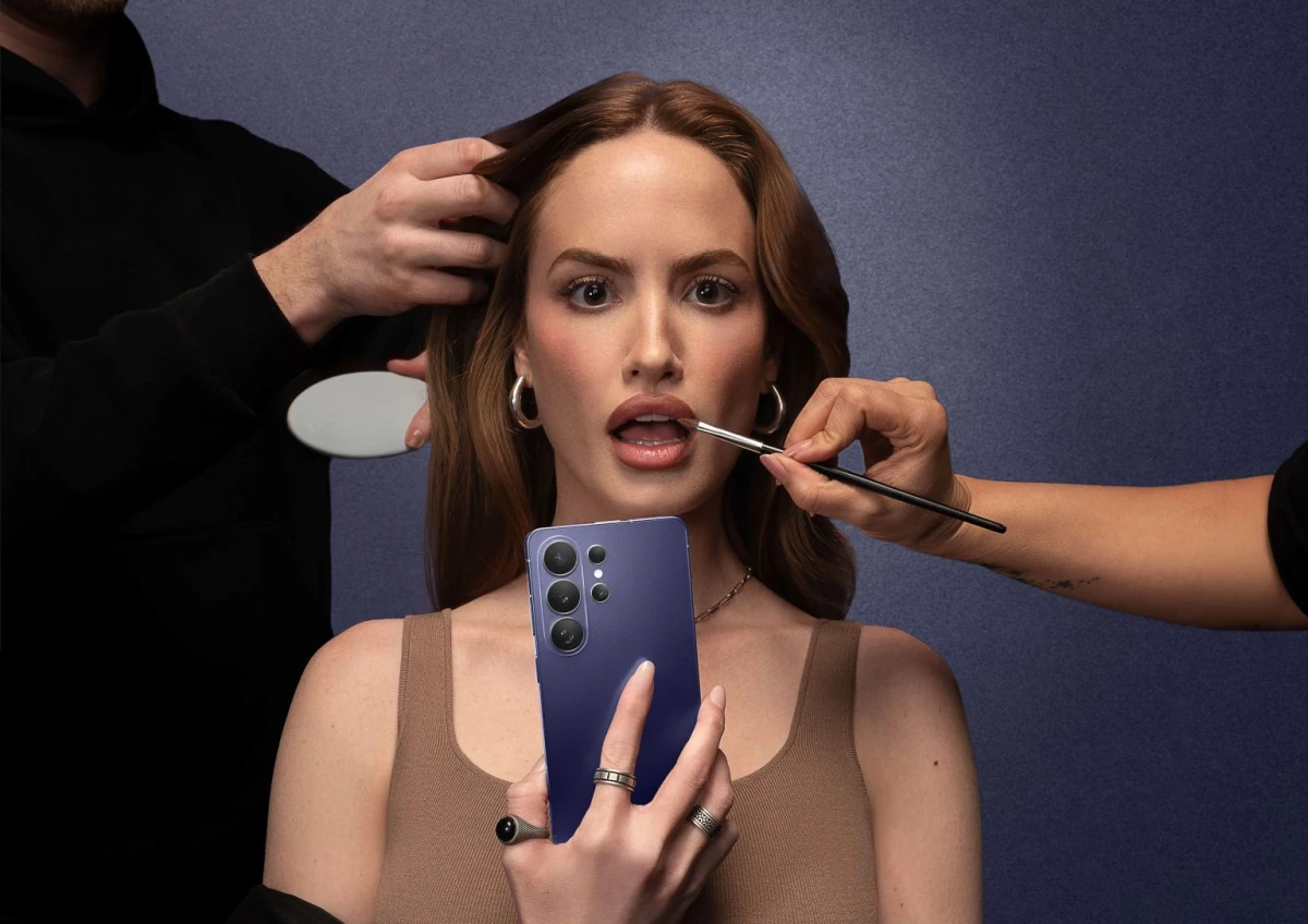 Haley Baylee Showcases Samsung Galaxy S26 Ultra's Privacy Display