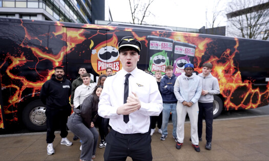 YouTuber Tays featured with 14 creators in front of a Pringles-themed bus for the "HOT Seat Challenge" campaign