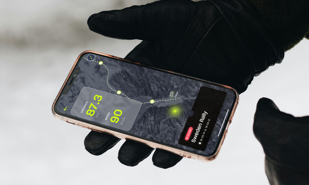 Performance dashboard displays speed and distance with high-contrast UI