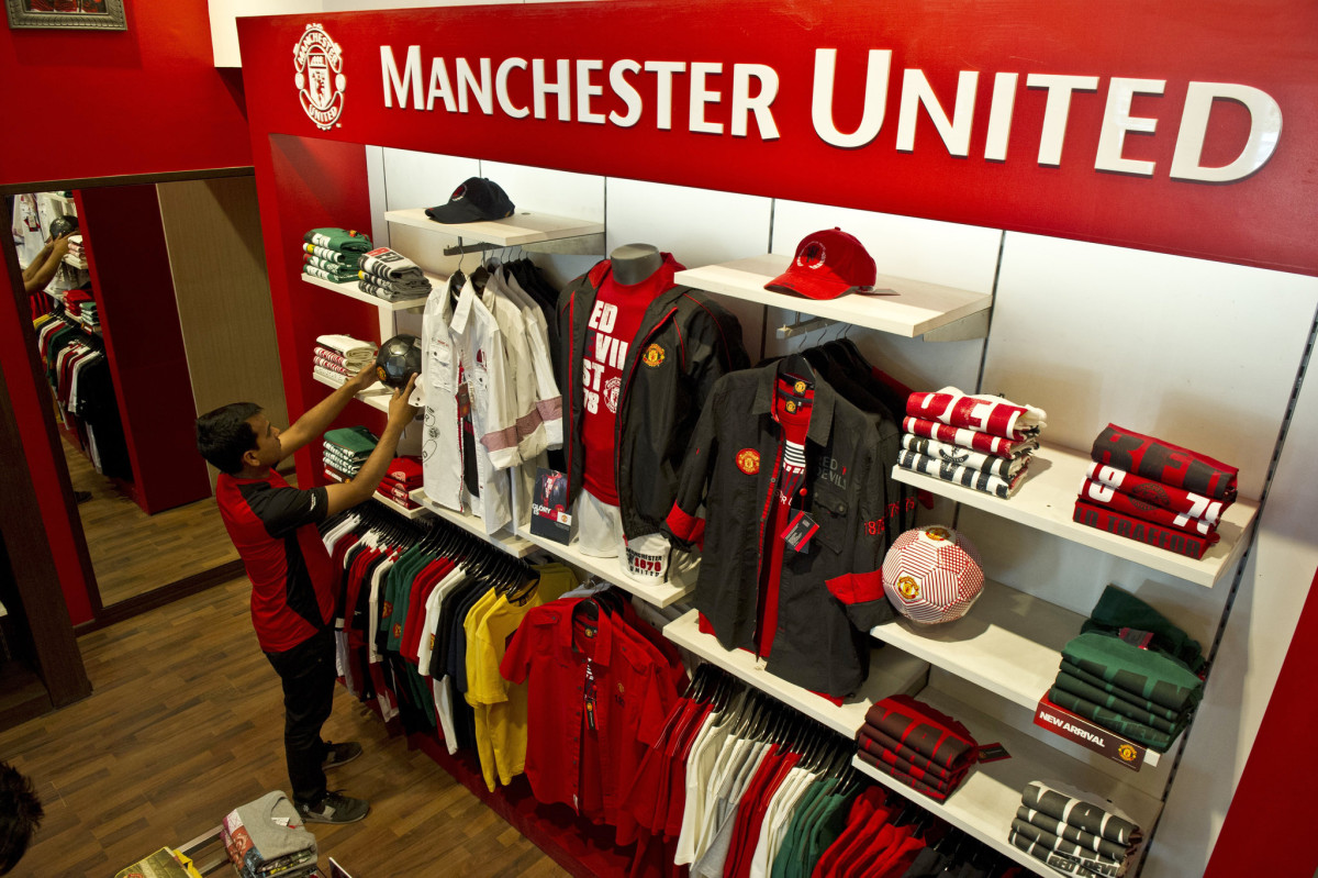 Manchester United Logo History (slide 14)