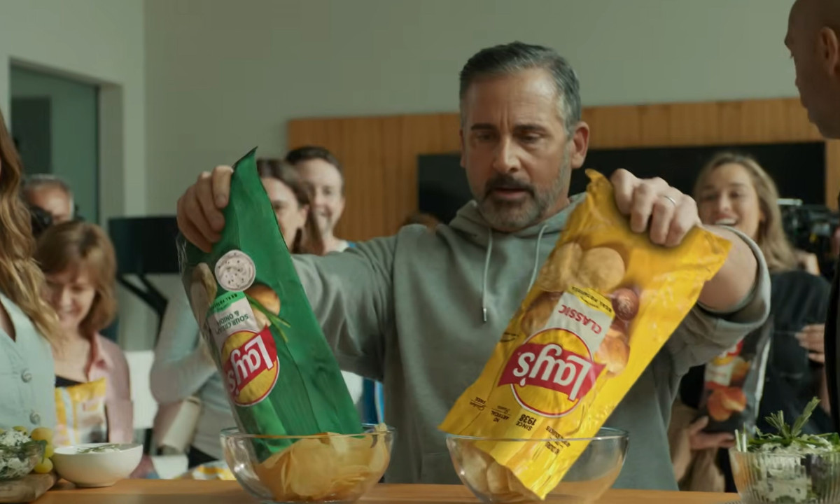 Steve Carell pours Lay's potato chips into glass bowls.