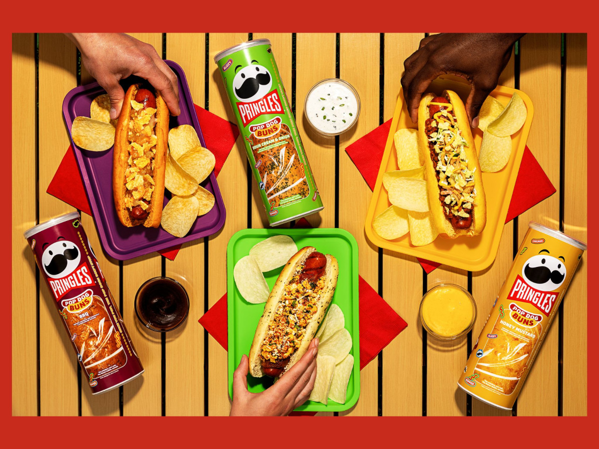 Hot dogs in Pringles Pop Dog Buns on colorful trays.