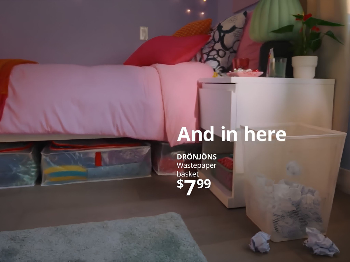 IKEA college promotional advertisement showing dorm storage with French text overlay.