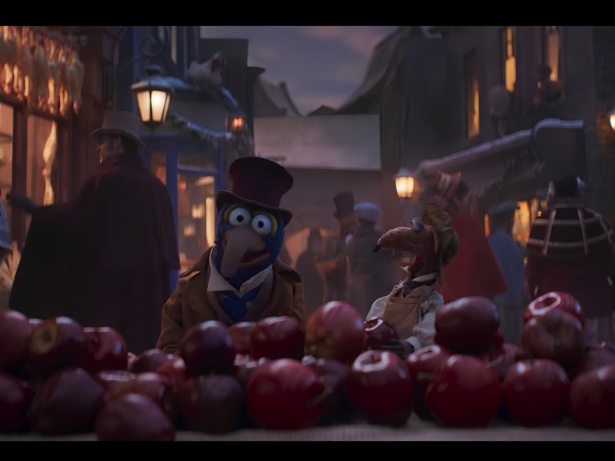 Gonzo and Rizzo at an apple stand in Victorian market.
