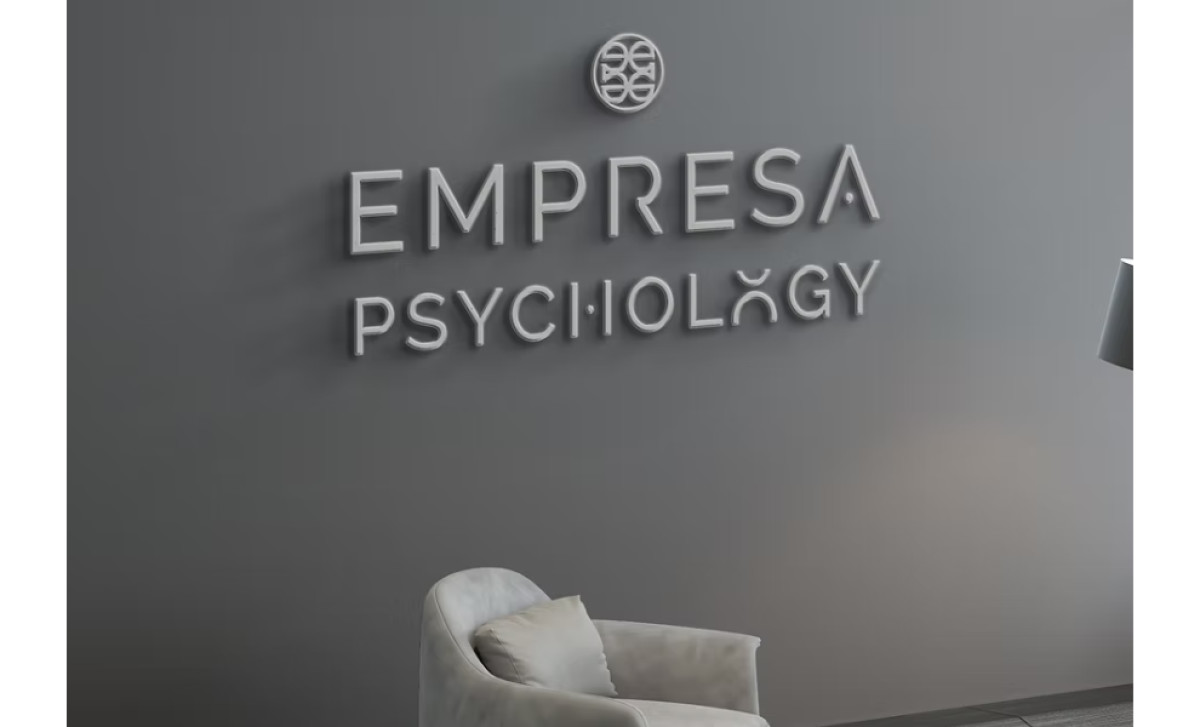 Office interior wall featuring the 'Empresa Psychology' name and logo by Sketchd Studio.