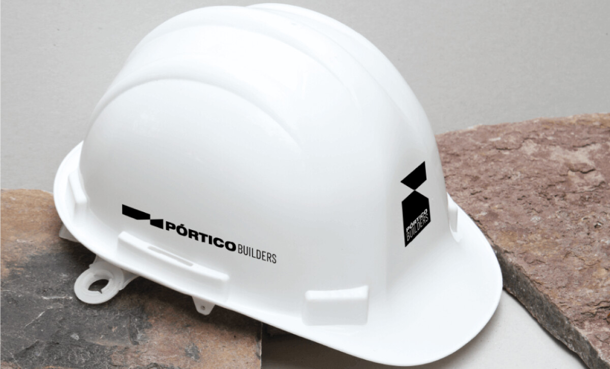 PÓRTICO Builders hard hat featuring the logo by Alonso + De la Cruz.