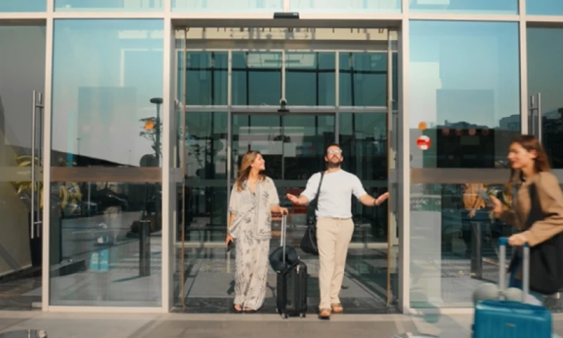 HAUT CGI - Permanent Holiday